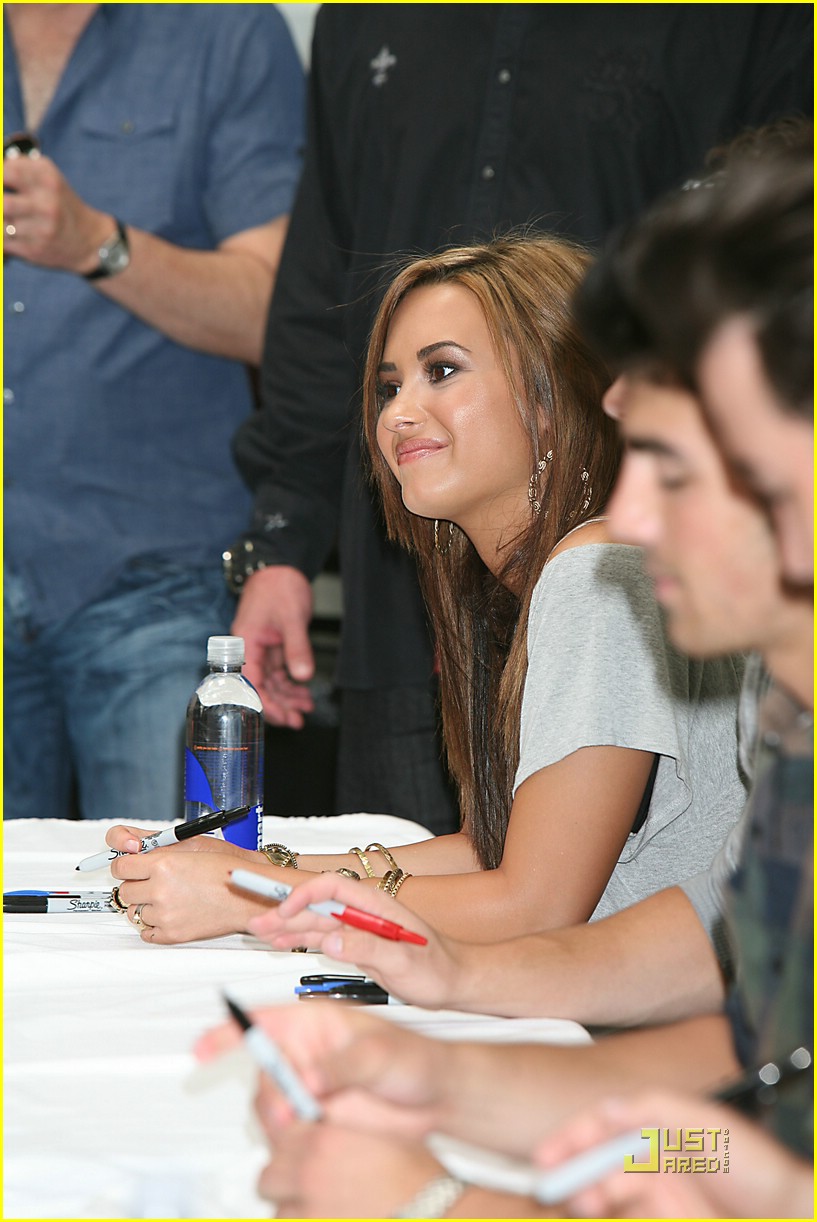 Demi Lovato: Walmart with The Jonas Brothers!