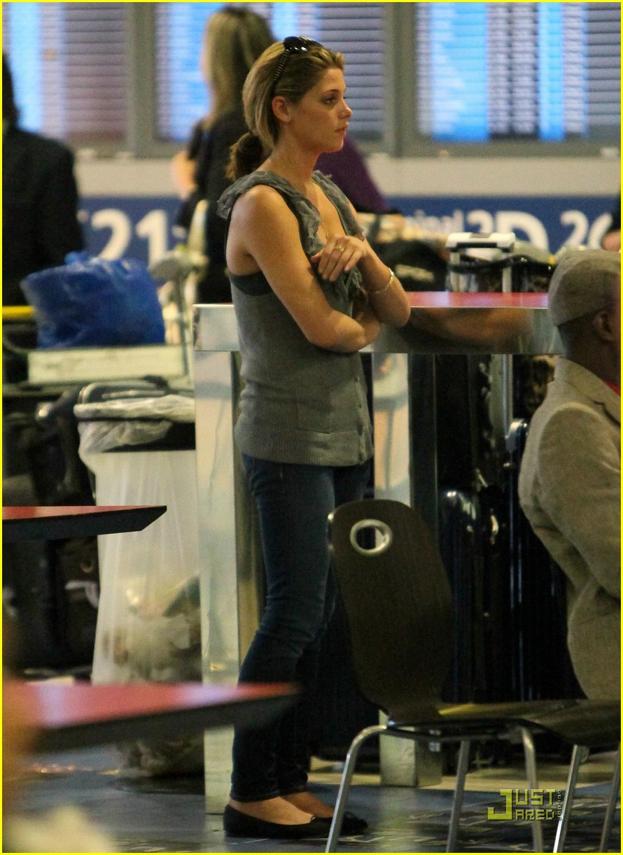 Ashley Greene: Bonjour, Paris!