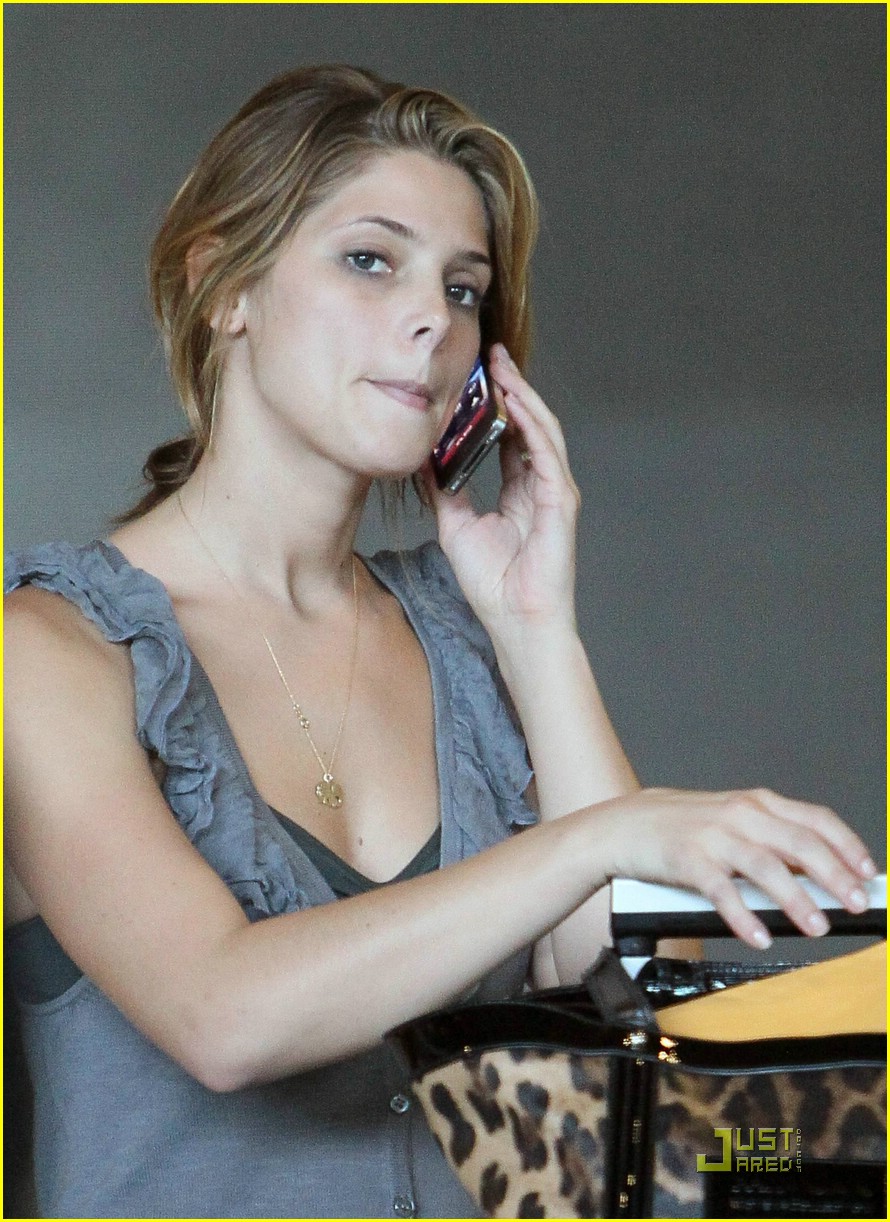 Ashley Greene: Bonjour, Paris!