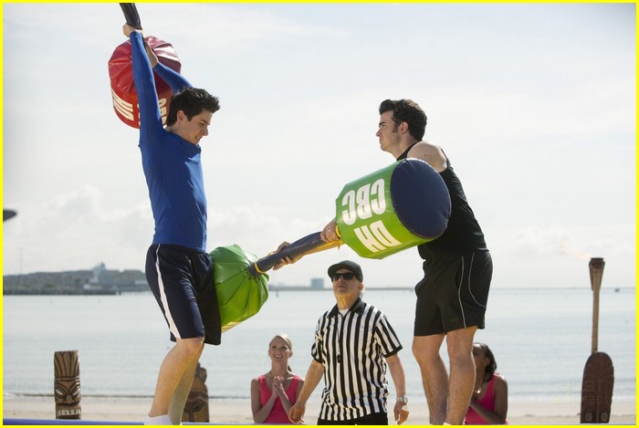 David Henrie & Emily Osment on JONAS L.A. -- FIRST LOOK!