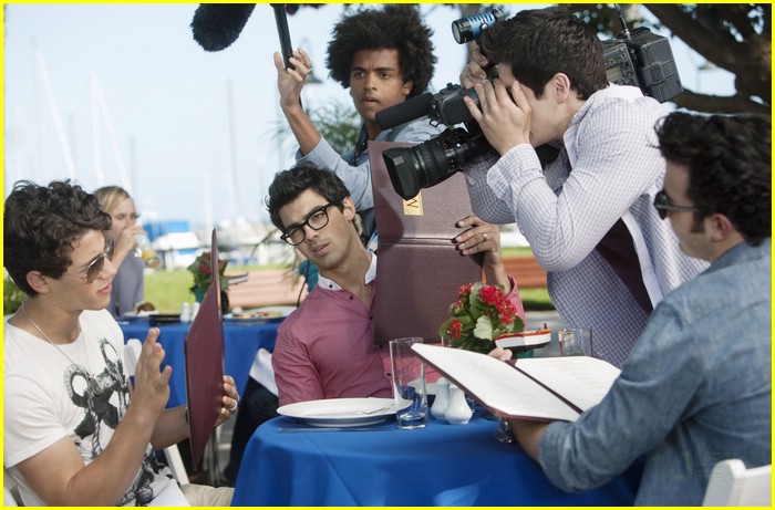 David Henrie & Emily Osment on JONAS L.A. -- FIRST LOOK!