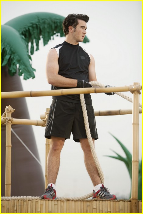 David Henrie & Emily Osment on JONAS L.A. -- FIRST LOOK!