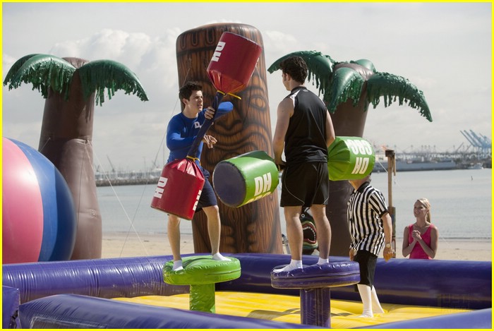 David Henrie & Emily Osment on JONAS L.A. -- FIRST LOOK!