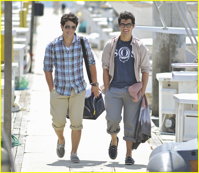 David Henrie & Emily Osment on JONAS L.A. -- FIRST LOOK!