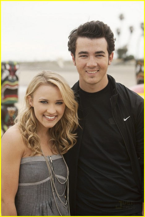 David Henrie & Emily Osment on JONAS L.A. -- FIRST LOOK!
