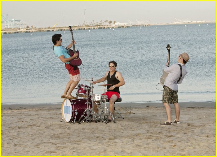 David Henrie & Emily Osment on JONAS L.A. -- FIRST LOOK!