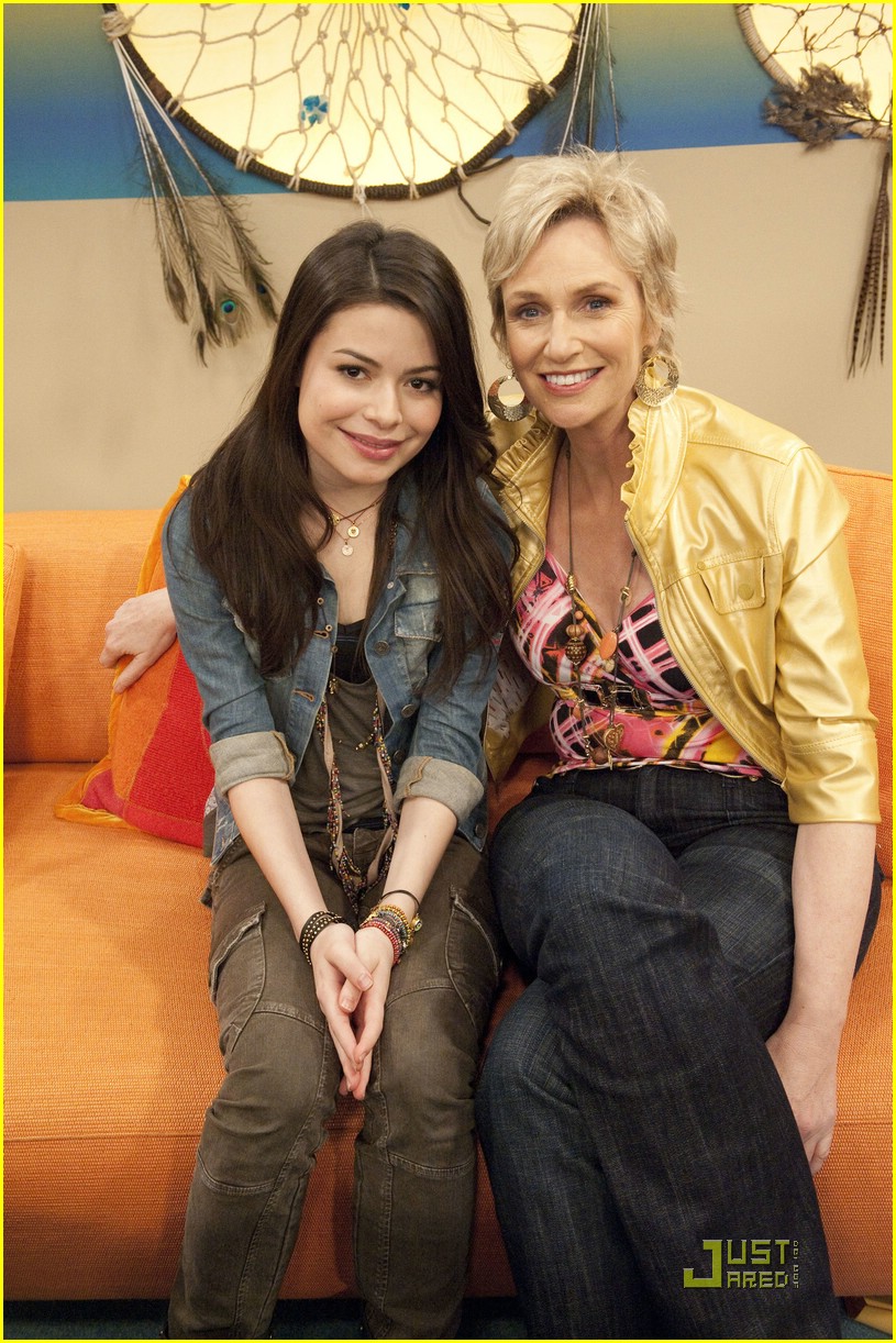 Jennette McCurdy & Jane Lynch: Pile of Pucketts!