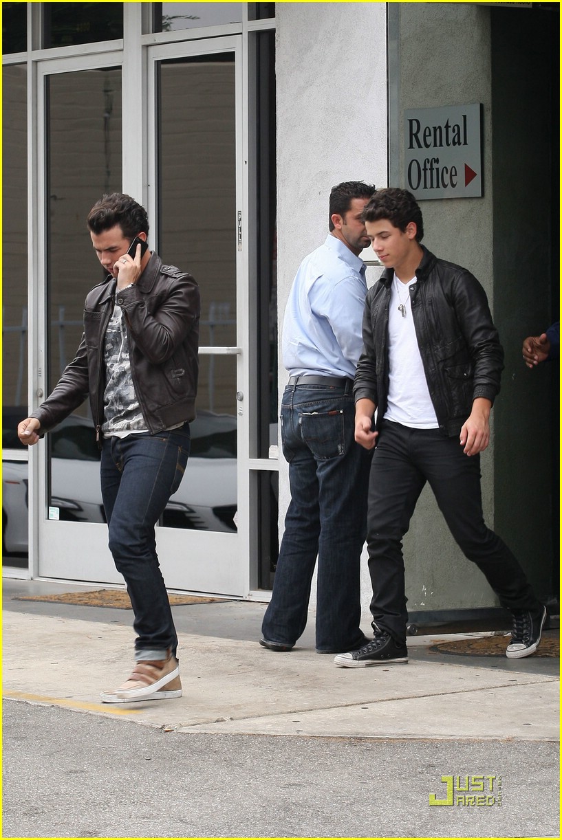 Kevin & Nick Jonas: Car Rental Comrades