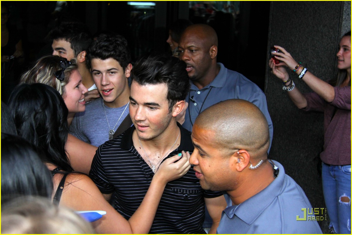 The Jonas Brothers are Montreal Men