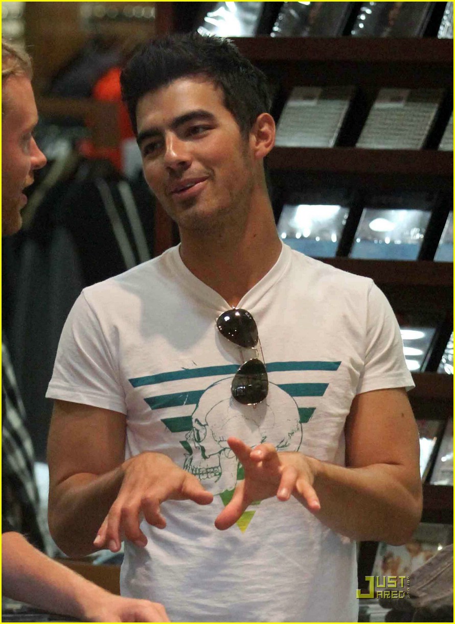 Joe Jonas is an American Rag