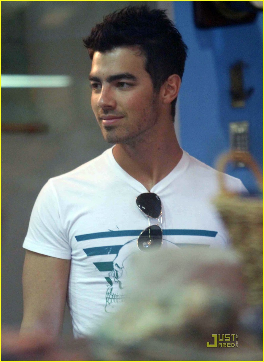 Joe Jonas is an American Rag