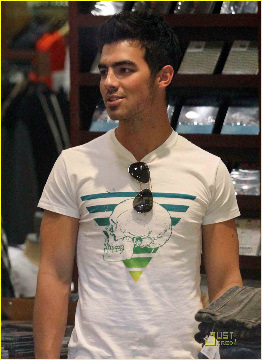Joe Jonas is an American Rag