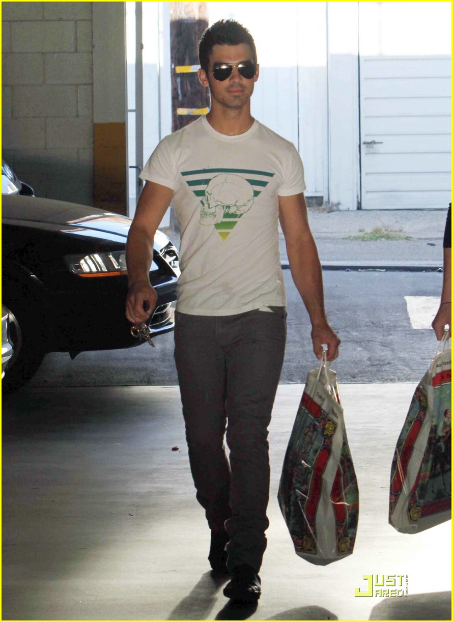 Joe Jonas is an American Rag