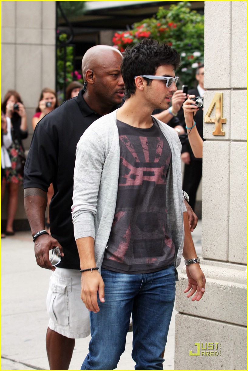The Jonas Brothers: Toronto Tourist Attraction!