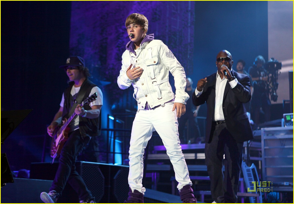 Justin Bieber Duets with Miley Cyrus