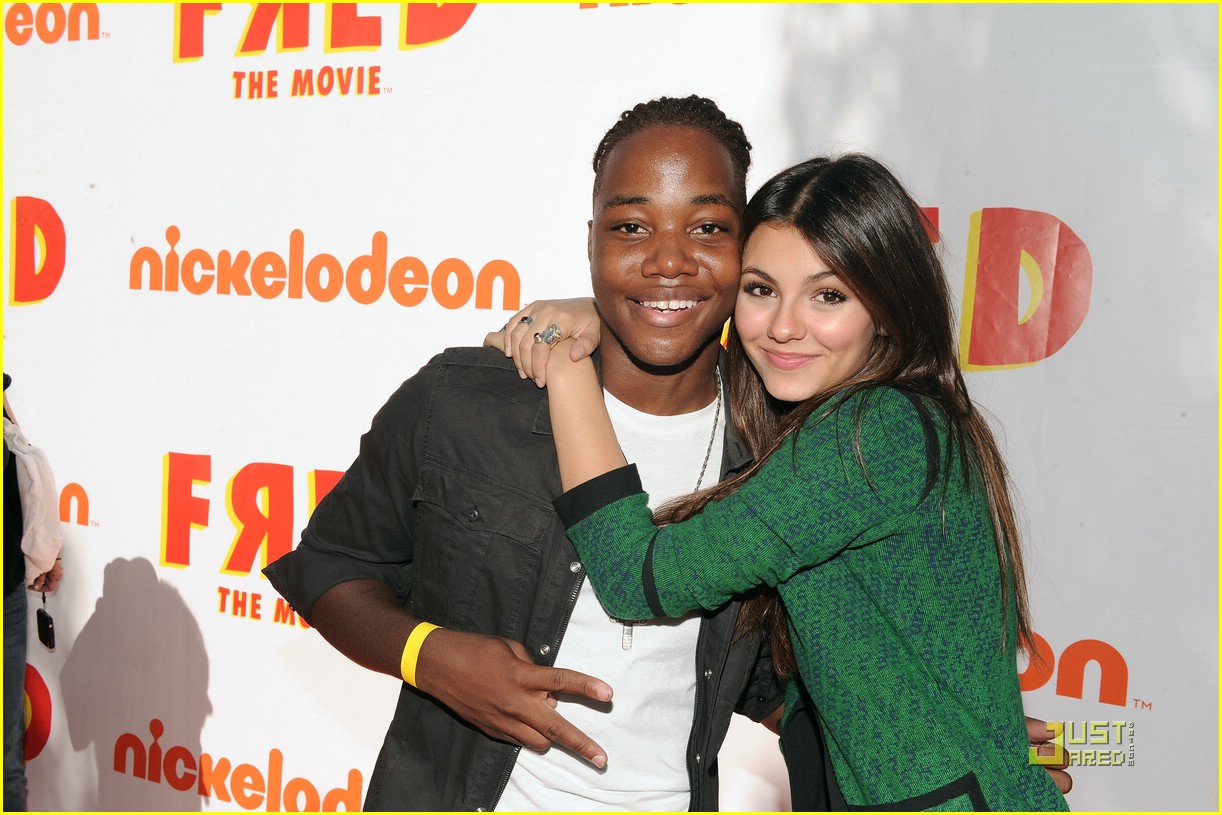 Leon Thomas & Victoria Justice: iCarly-Victorious Cameo Revealed!