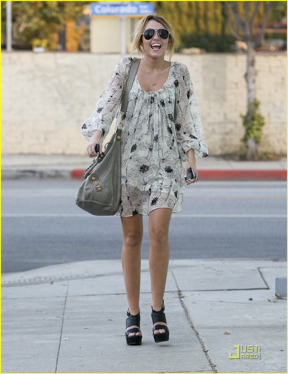 Miley Cyrus: The Paparazzi Frustrate Me