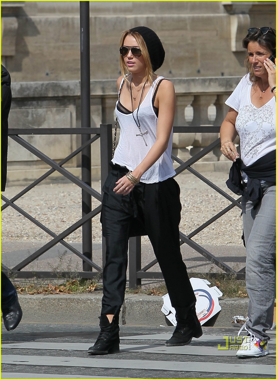 Miley Cyrus: Paris Has Me LOL-ing
