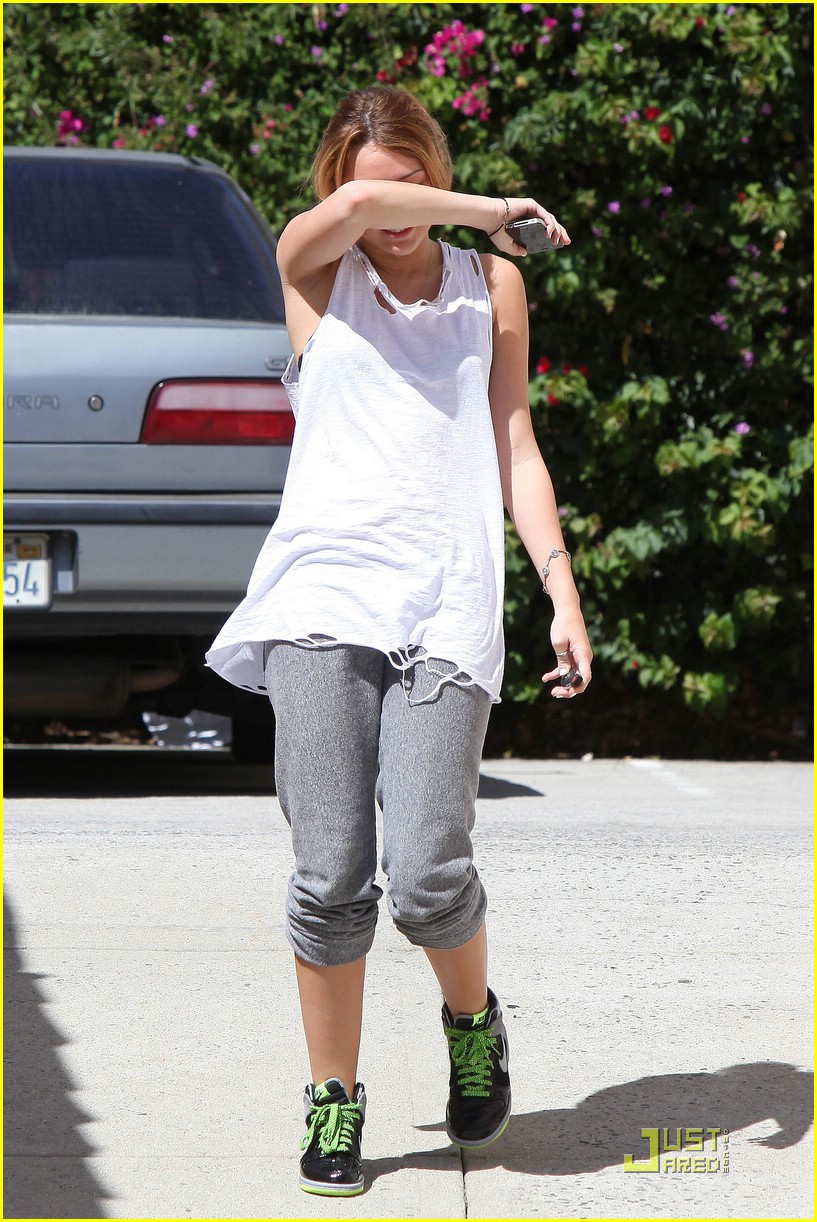 Miley Cyrus: Massage Parlor Stop-Off!