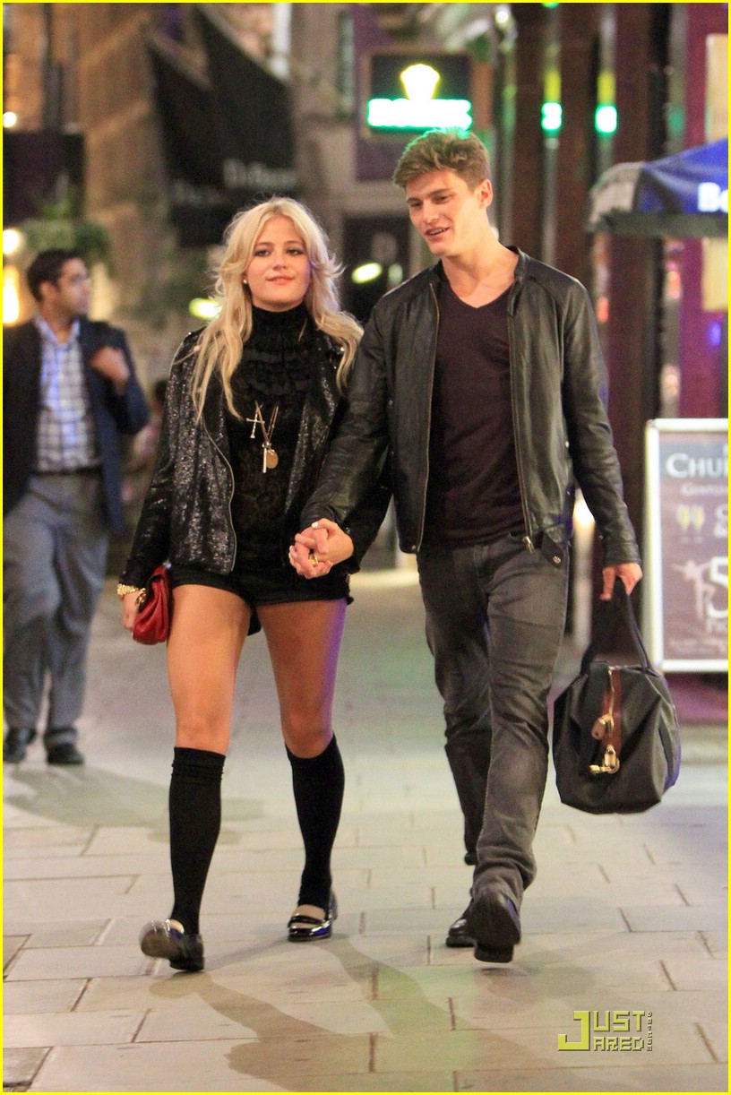 Pixie Lott & Oliver Cheshire: Sweetheart's Stroll