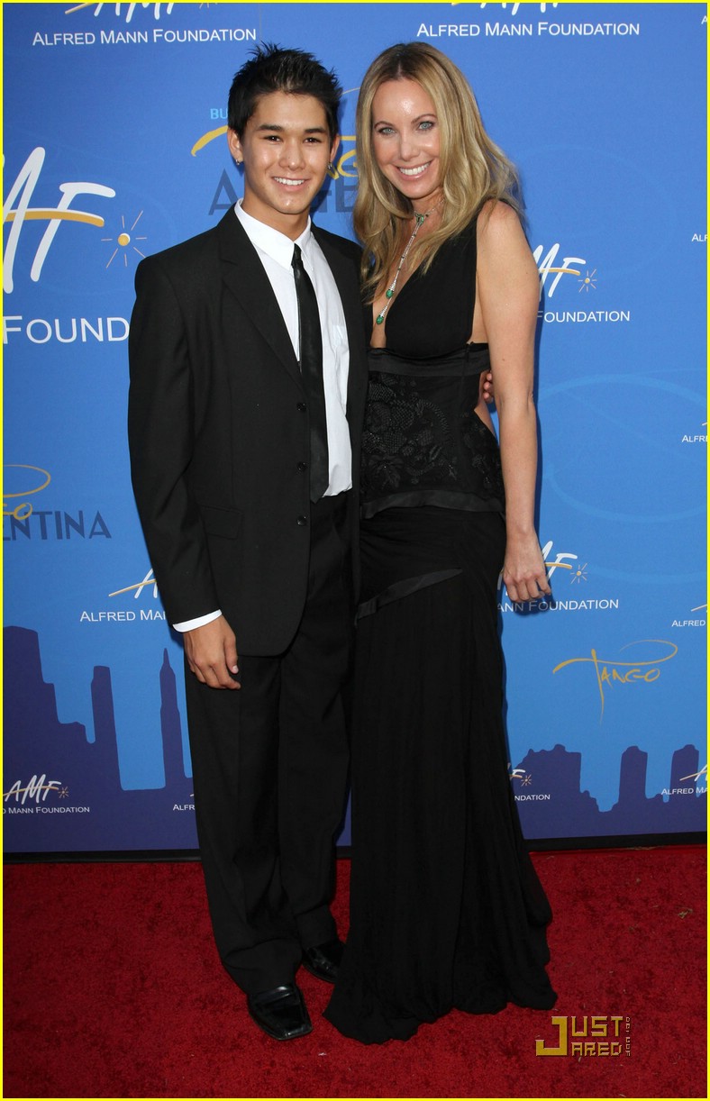 Ariel Winter & Booboo Stewart Supports Alfred E. Mann Foundation