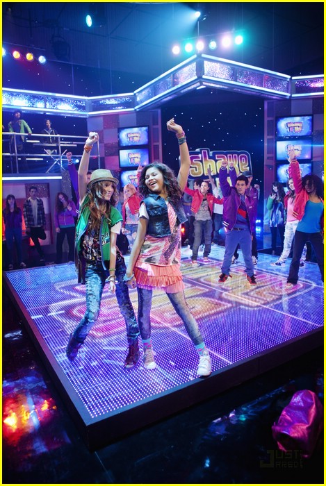 Bella Thorne: 'Shake It Up!' Premieres November 7!