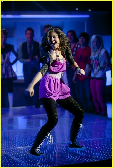 Bella Thorne: 'Shake It Up!' Premieres November 7!