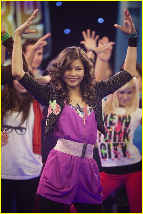 Bella Thorne: 'Shake It Up!' Premieres November 7!