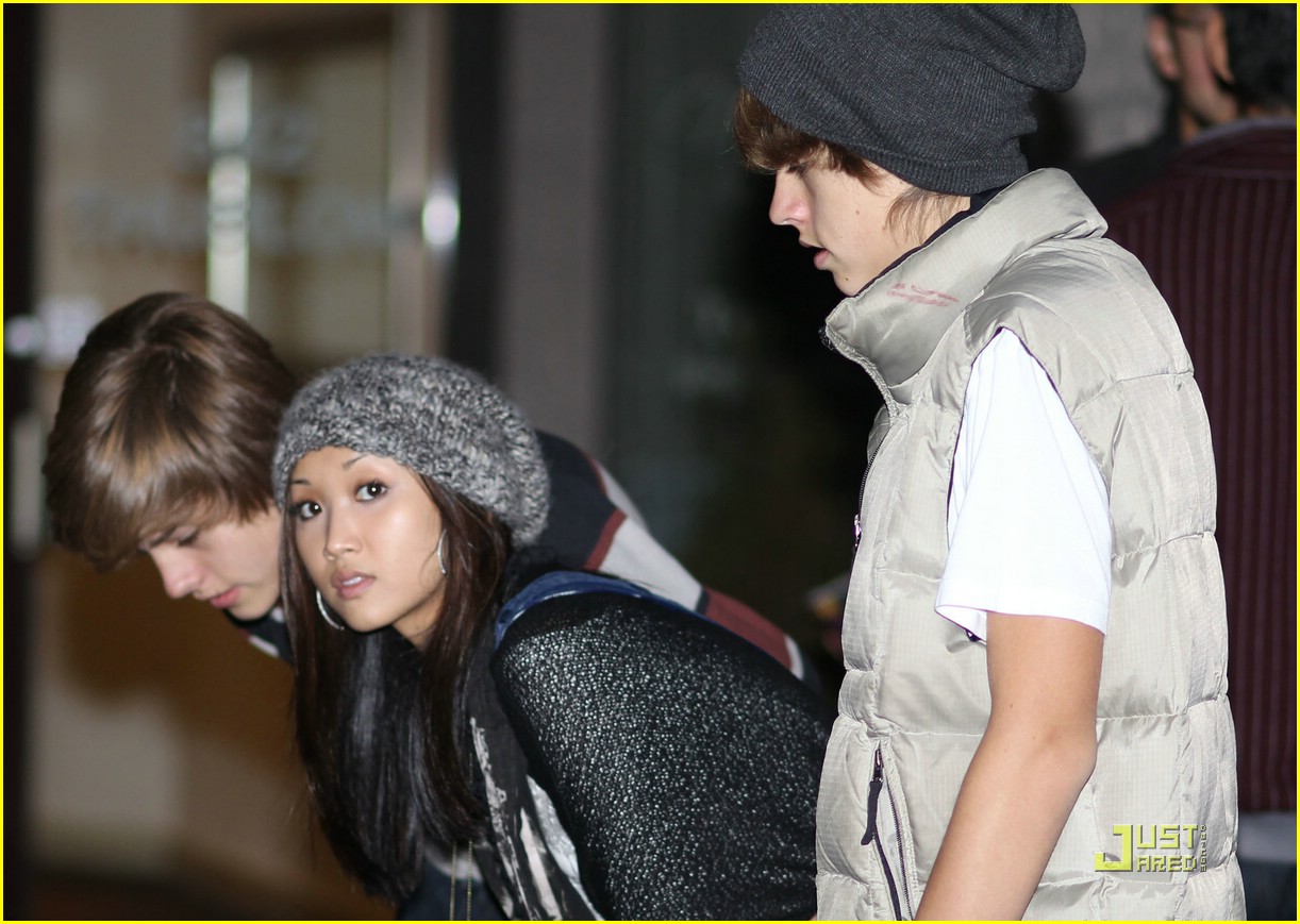 Brenda Song & Debby Ryan: Vancouver Tourists