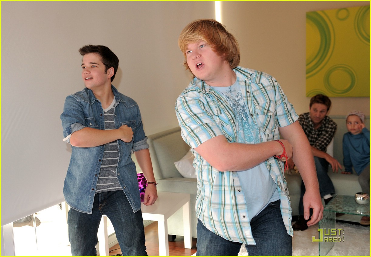 Doug Brochu & Nathan Kress Get Kinect-ed
