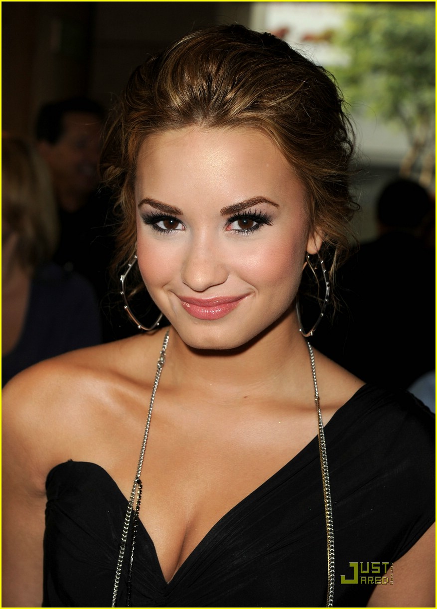 Demi Lovato Announces AMA Nominees
