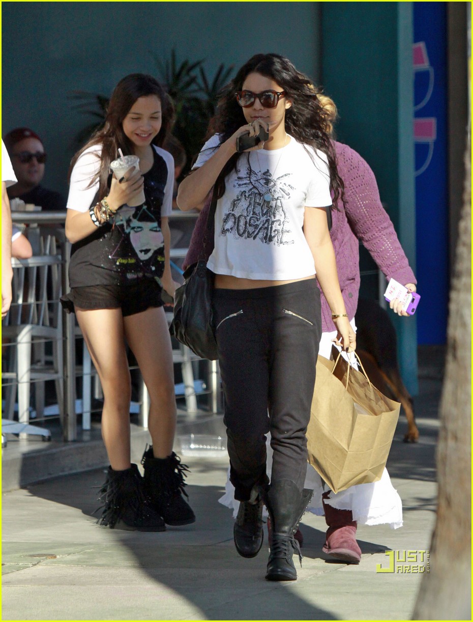 Vanessa Hudgens: Counter Restaurant with Stella!
