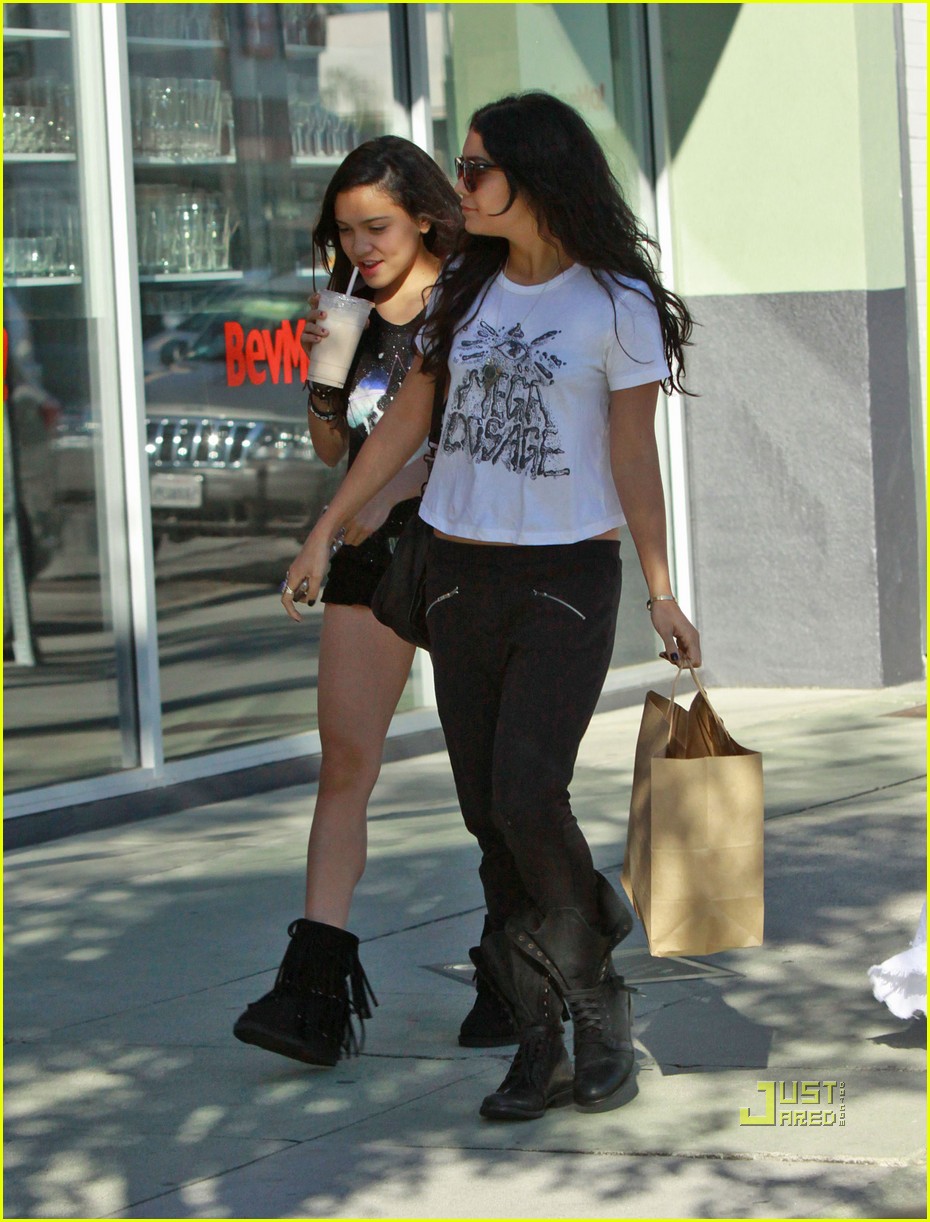 Vanessa Hudgens: Counter Restaurant with Stella!