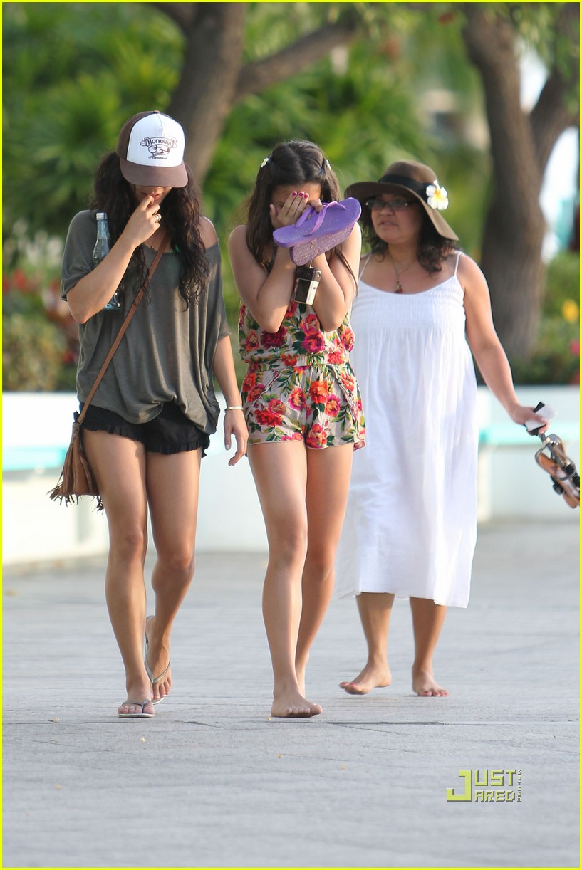 Vanessa Hudgens: Hawaii with Sister Stella!