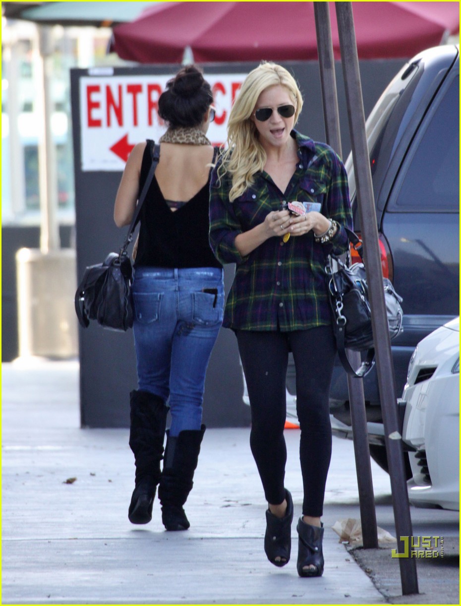 Vanessa Hudgens & Brittany Snow: Mid-Day Date!