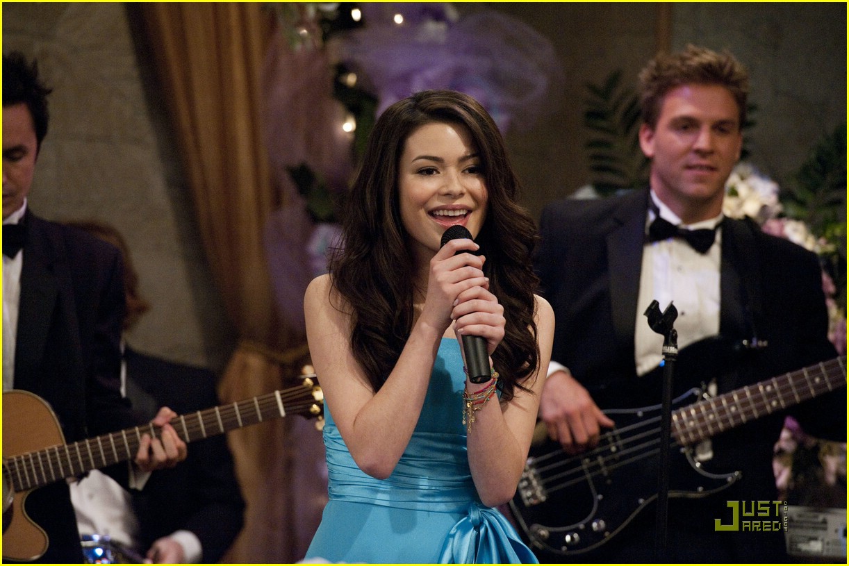 Miranda Cosgrove Sings 'Shakespeare' on iCarly