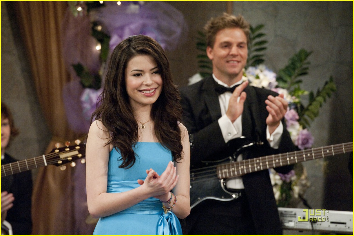 Miranda Cosgrove Sings 'Shakespeare' on iCarly