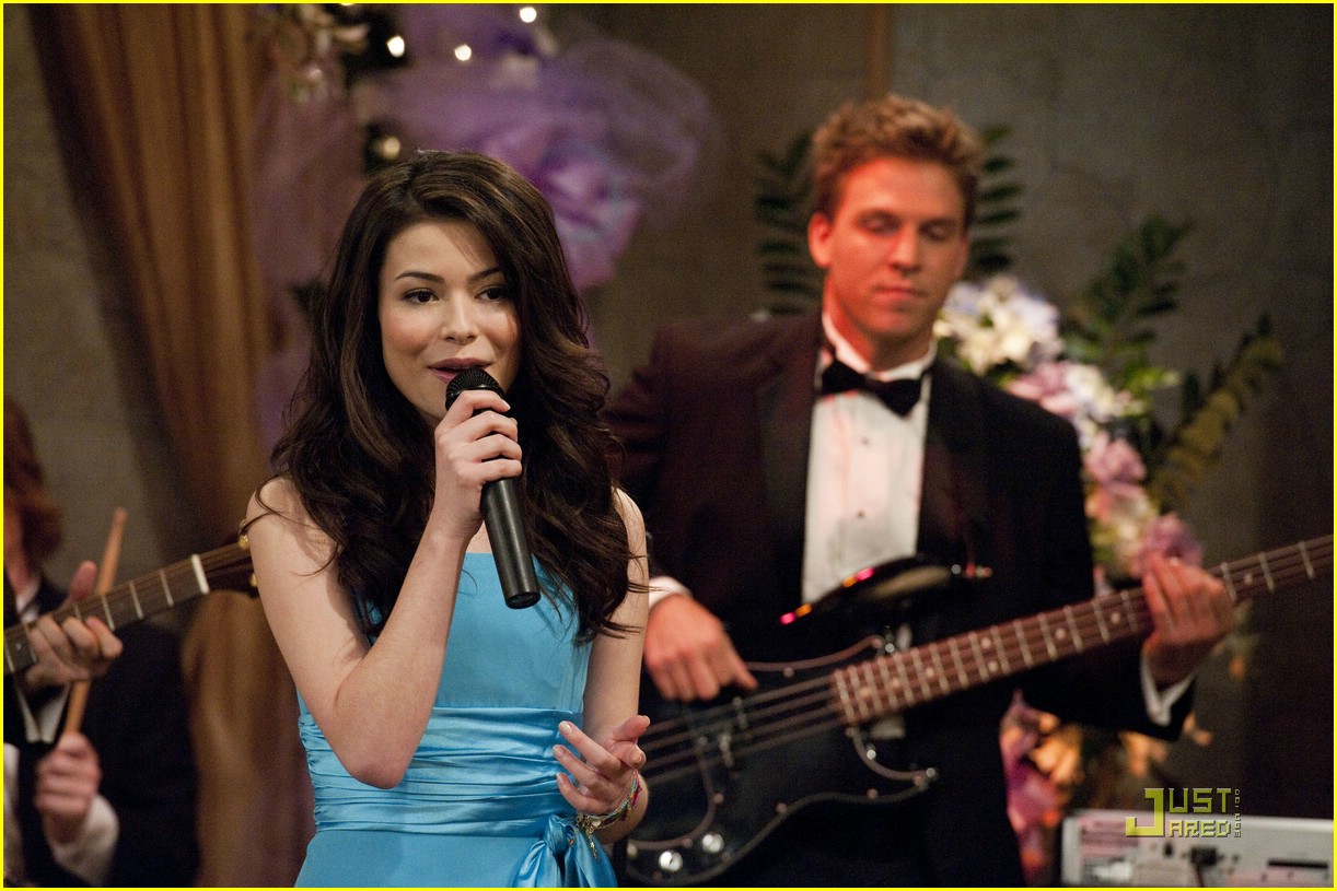 Miranda Cosgrove Sings 'Shakespeare' on iCarly