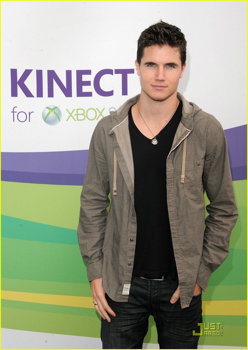 Robbie Amell & Italia Ricci: Kinect-ed Couple