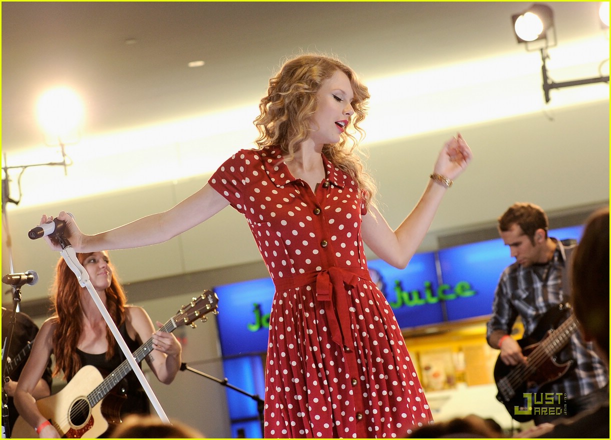 Taylor Swift Sings For JetBlue, Sees Double