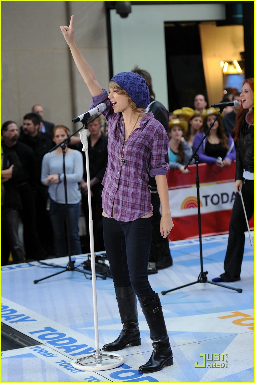 Taylor Swift Rocks Out Rockefeller Center