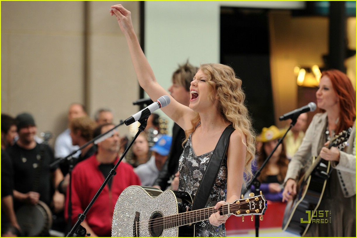 Taylor Swift Rocks Out Rockefeller Center