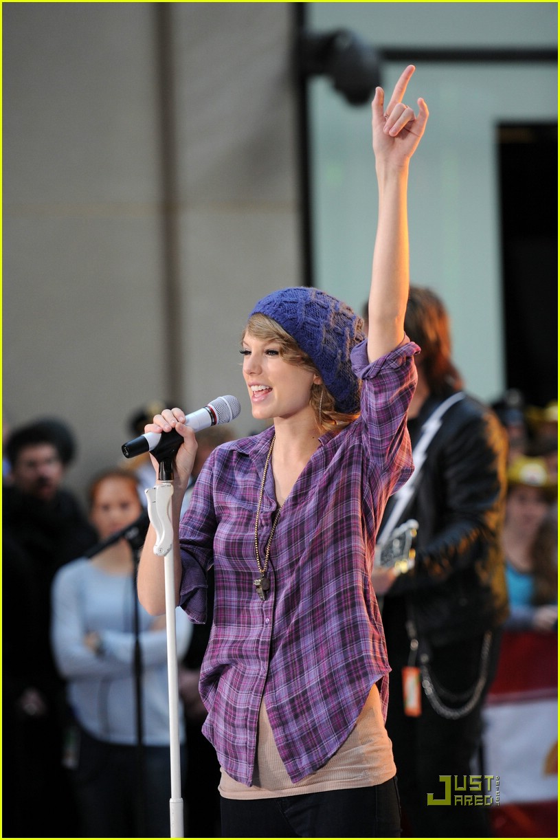 Taylor Swift Rocks Out Rockefeller Center