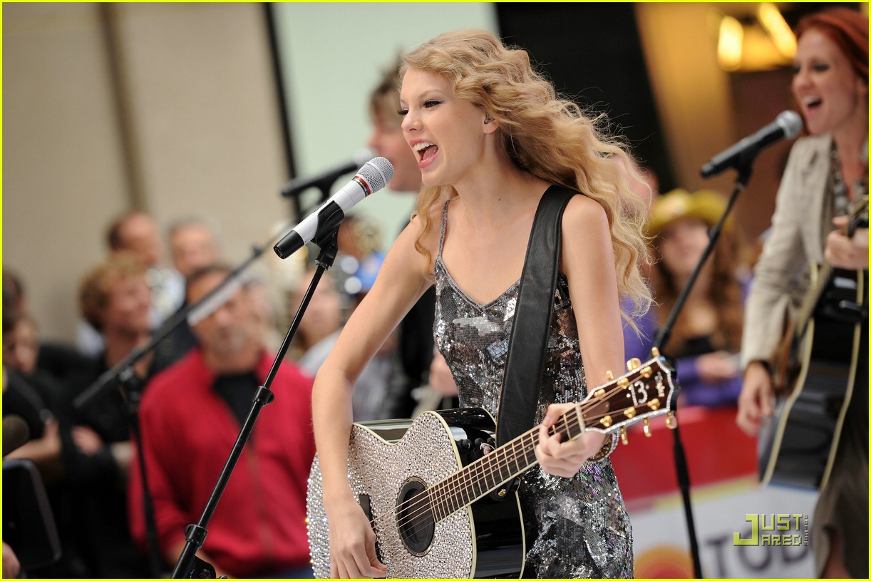 Taylor Swift Rocks Out Rockefeller Center