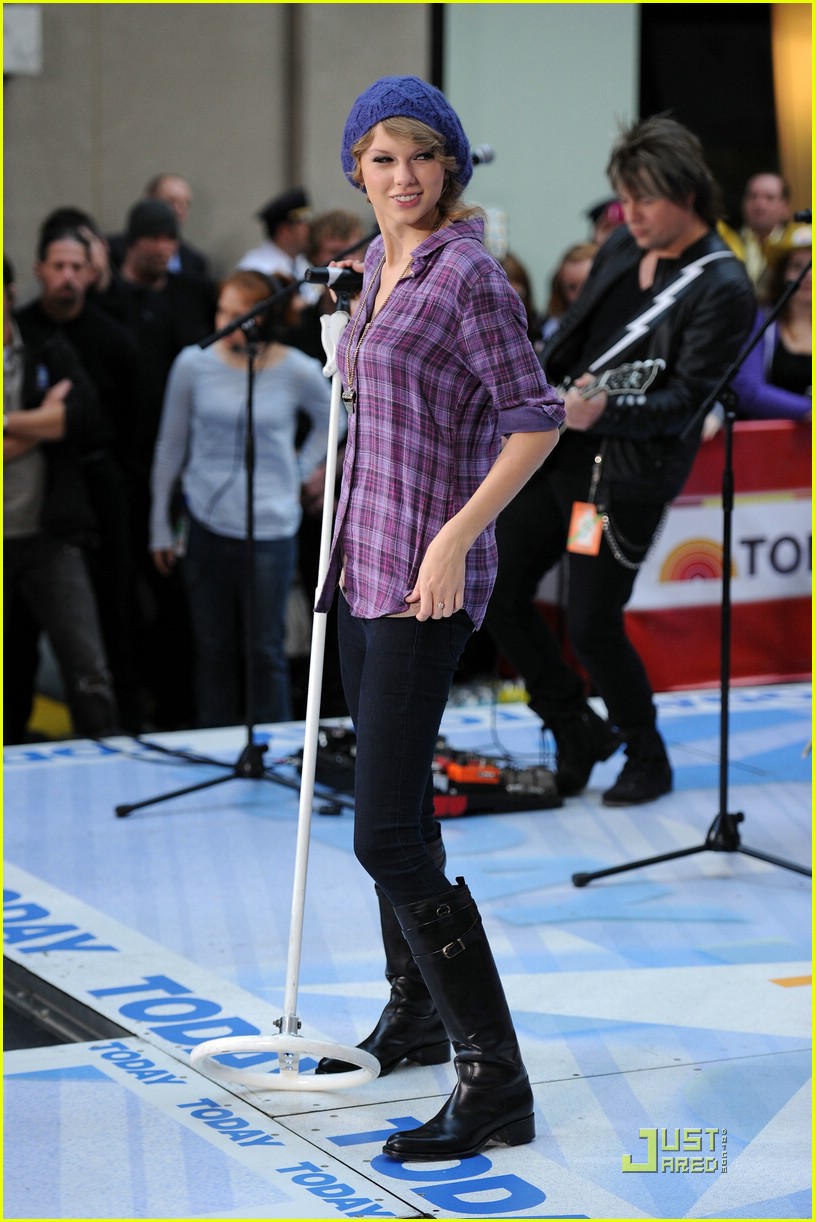 Taylor Swift Rocks Out Rockefeller Center
