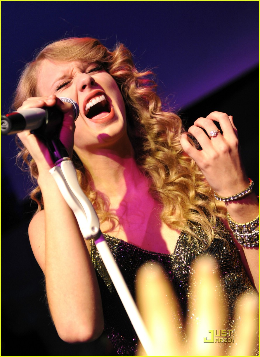 Taylor Swift Performs in Paris