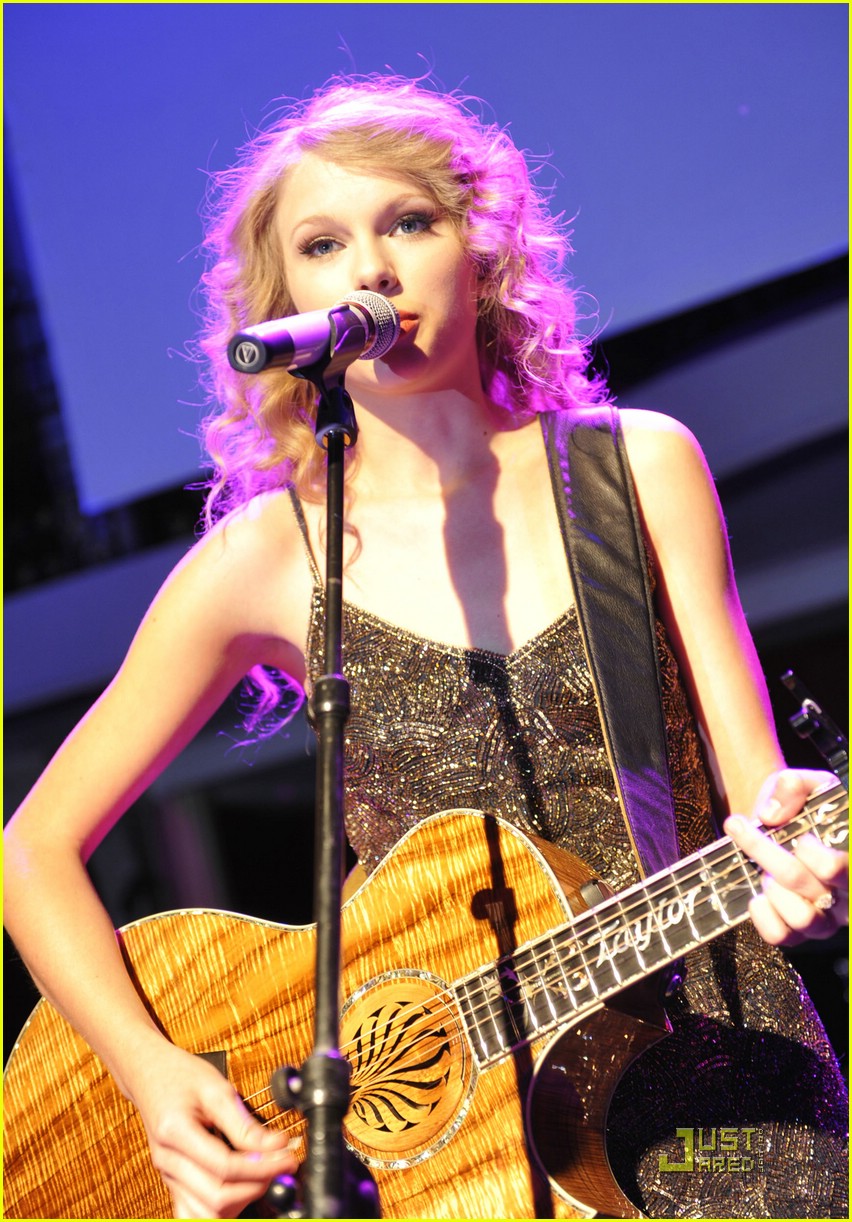 Taylor Swift Performs in Paris