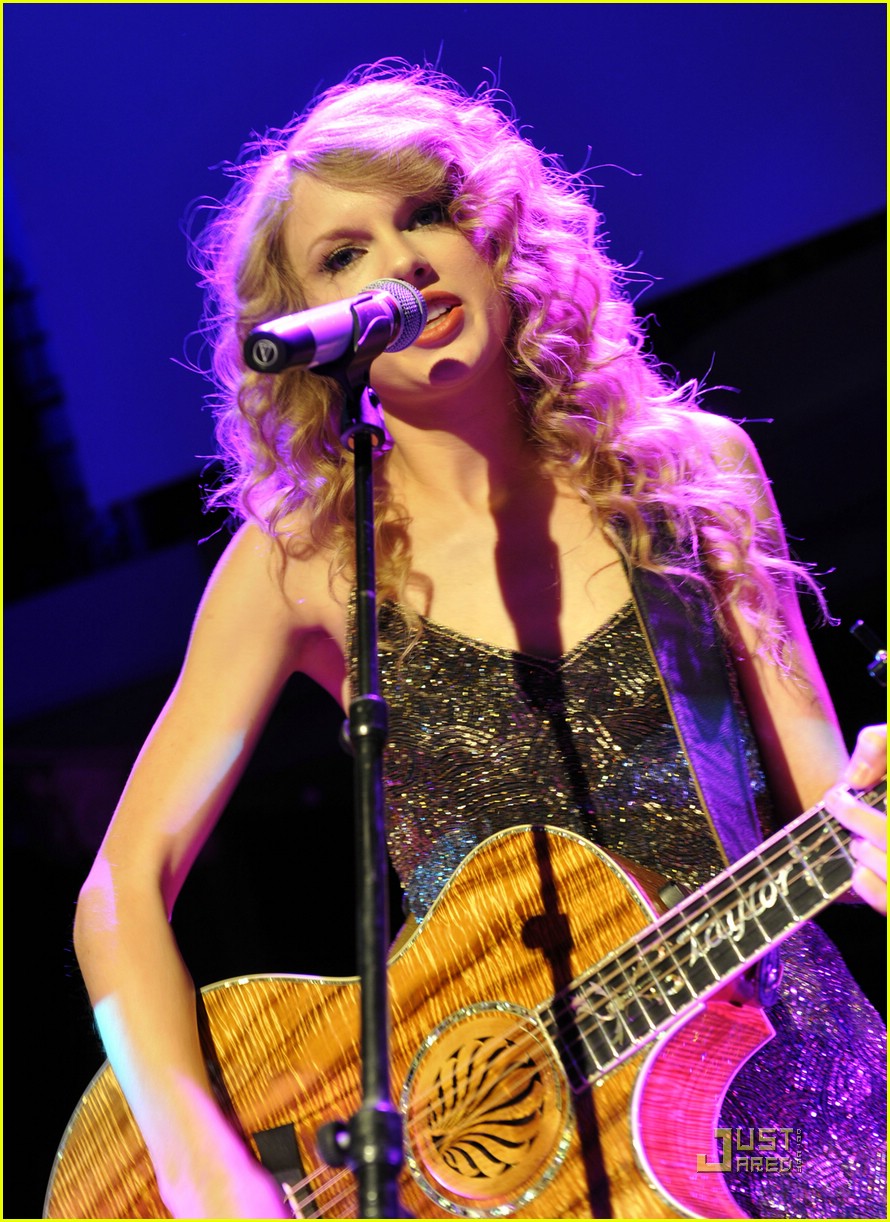 Taylor Swift Performs in Paris
