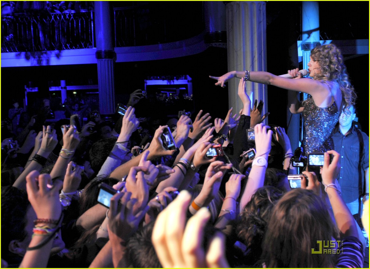 Taylor Swift Performs in Paris