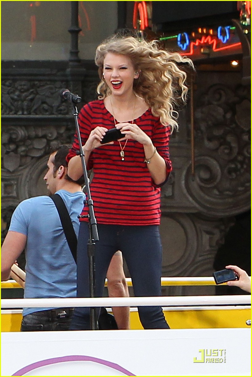 Taylor Swift: Double-Decker Bus Performance!